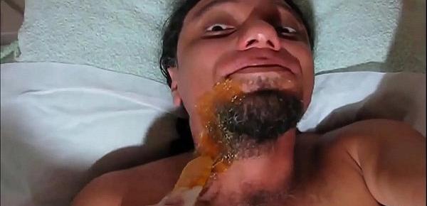  DEPILANDO A BARBA COM CERA QUENTE PARA GRAVAR PORNO CHUPANDO AS NINFETINHAS NOVINHAS